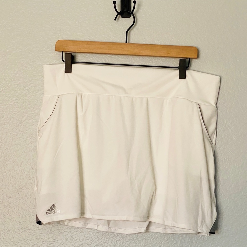 *NWT* White ADIDAS Skort in Women's XL
